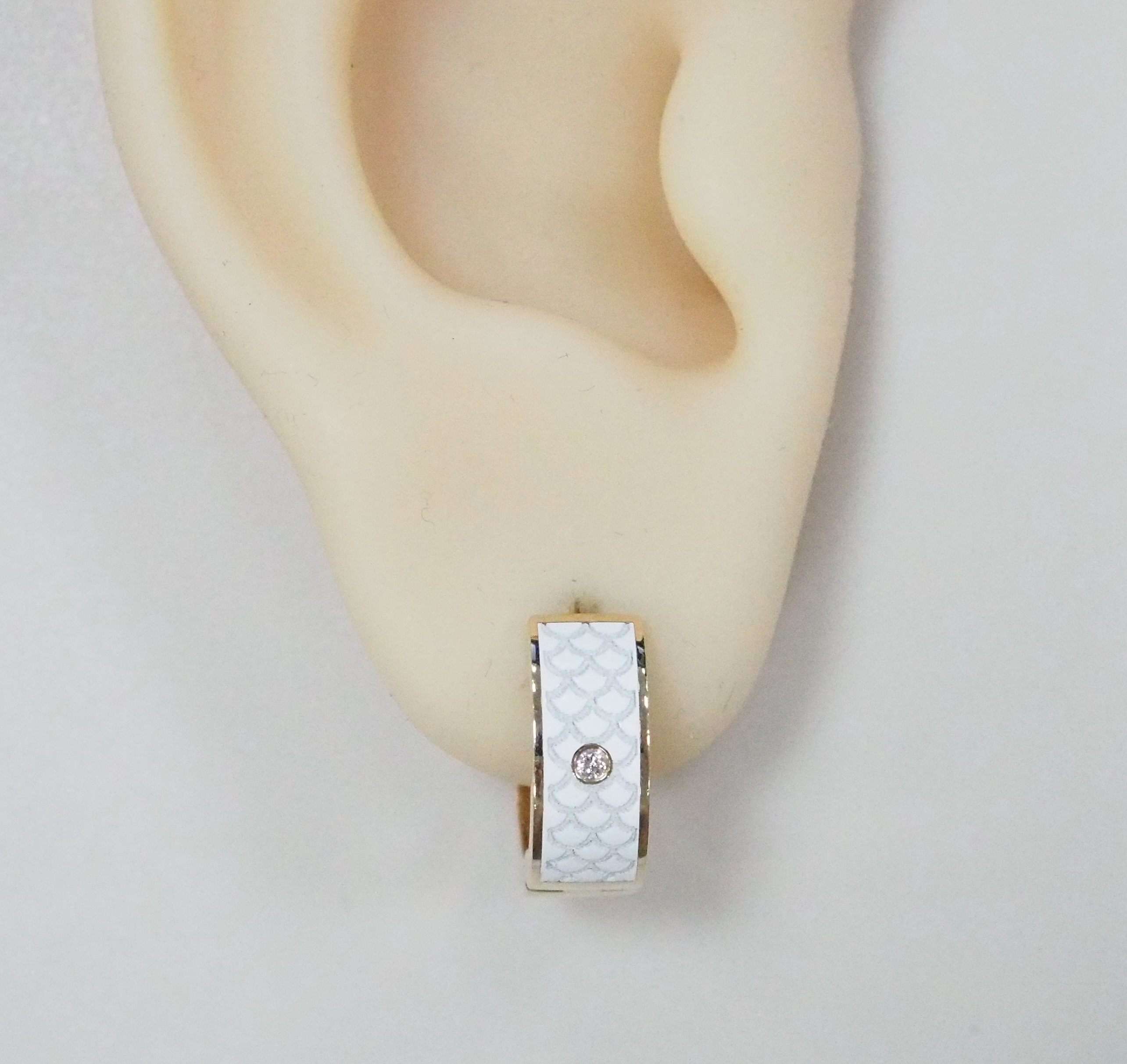 Золотые серьги 585 пробы; вставки 2 Бр.Кр-57 0,026 3/5А; Керамика белая;